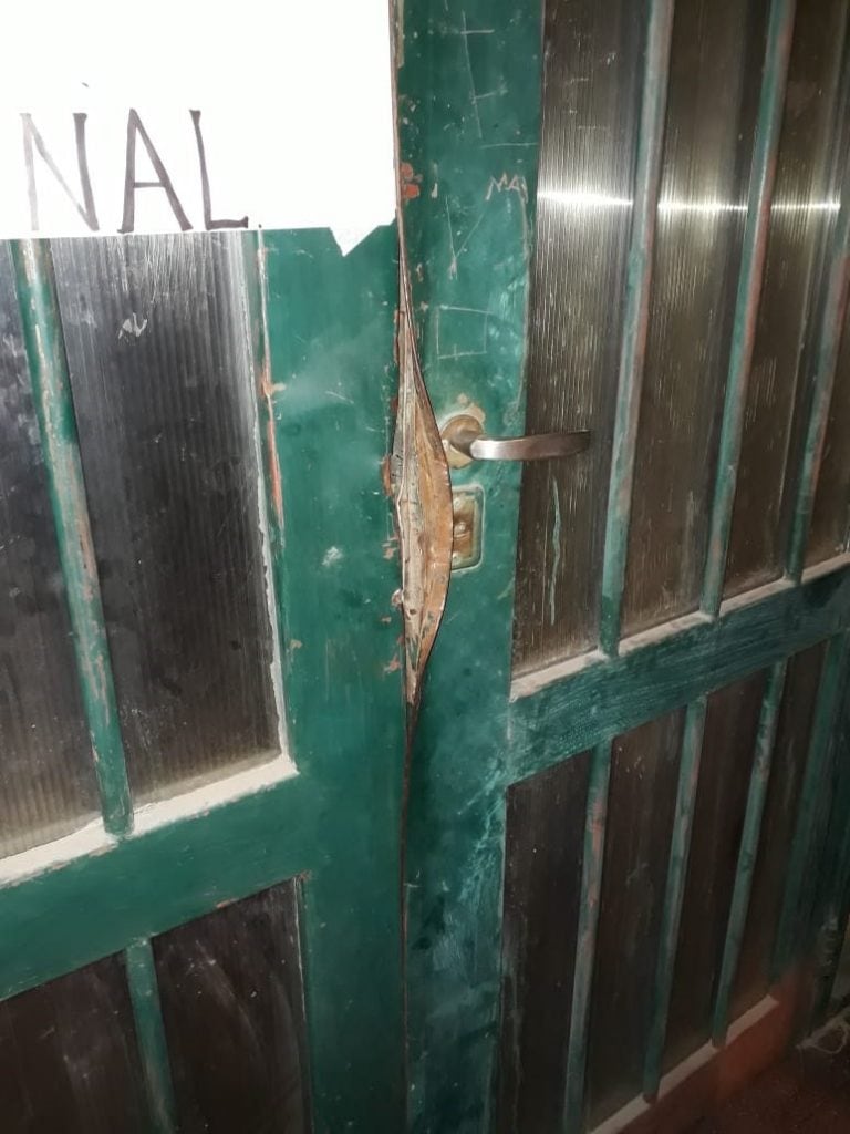 Puerta forzada en el centro vecinal jujeño