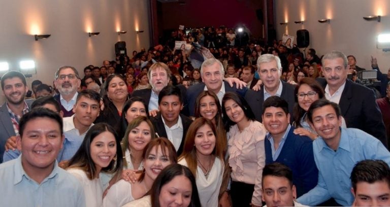 Integrantes de la Juventud Radical acompañaron en el escenario a los precandidatos y referentes del frente Juntos por el Cambio, en el acto de cierre de campaña.