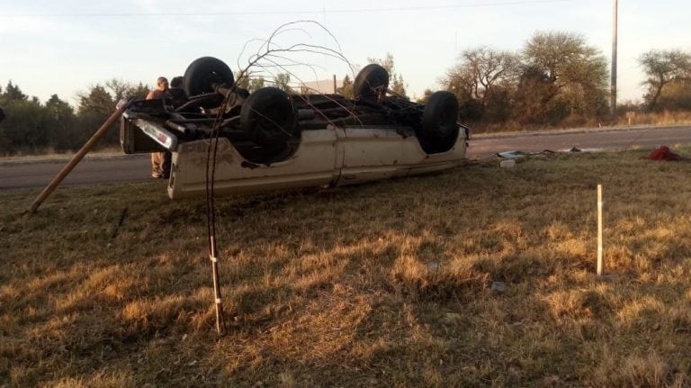 Un camionero que transitaba por la 2B le ofreció a la Policía usar una linga para jalar la F100. Foto: Policía de San Luis.