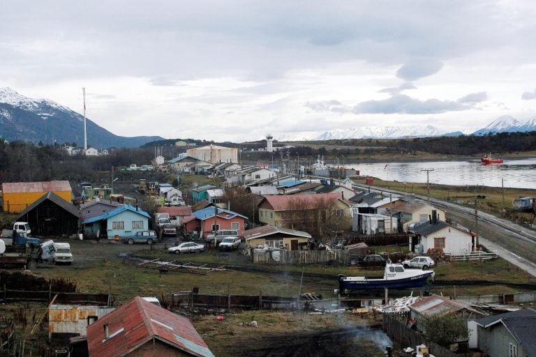 Puerto Williams, el pueblo más austral del mundo, que no existía hace medio siglo. Hoy su joven población, dedicada a la pesca de la centolla y orgullosa de sus ancestros yaganes.