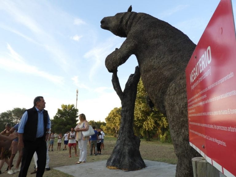 El ministro Elustondo visitó el Parque de Mega Fauna