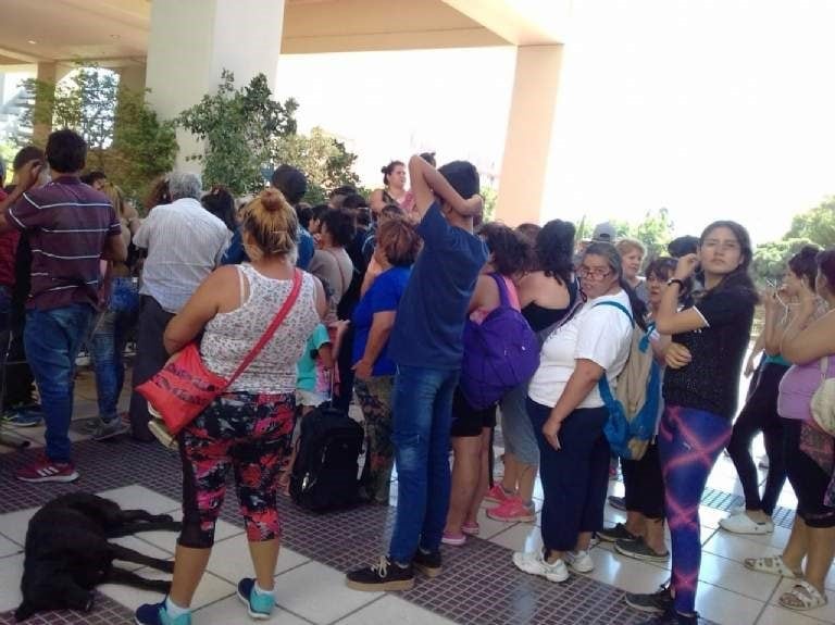 Una multitud llegó hasta el Centro Cívico buscando un bolsón navideño.