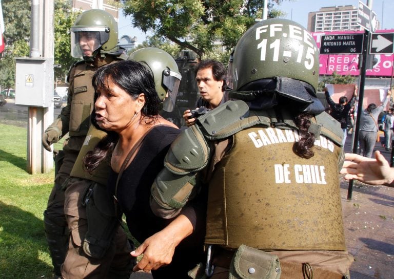 BH05. SANTIAGO (CHILE), 16/01/2018.- La policía disuelve una protesta de jóvenes por la llegada del papa Francisco hoy, martes 16 de enero de 2018, por las calles de Santiago (Chile). La policía disolvió hoy en Santiago la "Marcha de los Pobres", convocada por varias organizaciones sociales en protesta contra la visita del papa Francisco a Chile, según informaron fuentes oficiales. El papa realizará una visita de tres días en Chile y posteriormente se trasladará a Perú. EFE/BENJAMIN HERNANDEZ