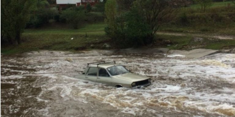 El auto fue arrastrado por la creciente a la altura del vado de Tanti.