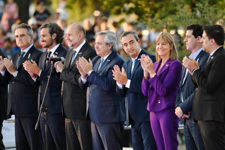 Acto con autoridades nacionales, provinciales y locales por el aniversario del Izamiento a la Bandera (Vía País)