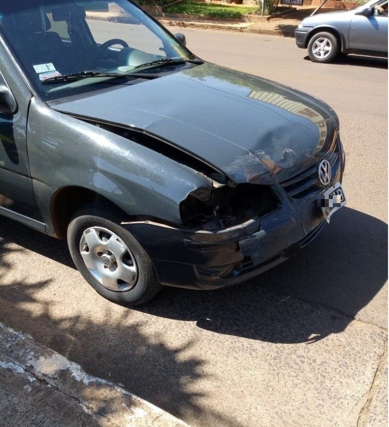 El VW Gol que impactó de atrás al patrullero.