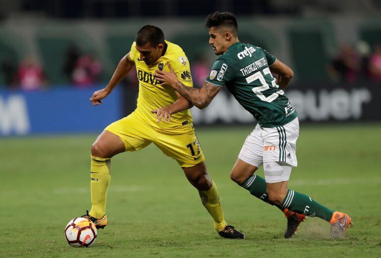 Ramon "Wanchope" Abila dispita el balón con Thiago Martins.  (Foto: AP Photo/Andre Penner)