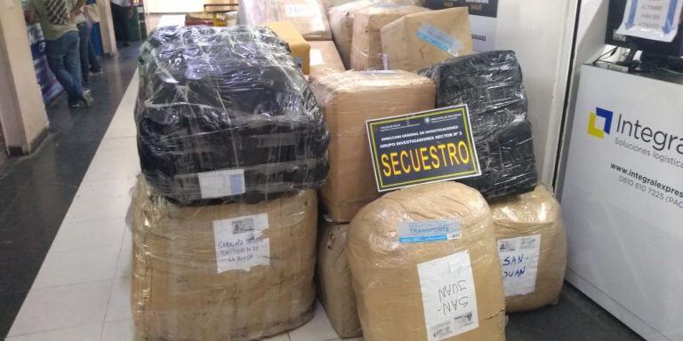 Secuestraron mercadería de contrabando en la terminal de Salta. (Policía de Salta)