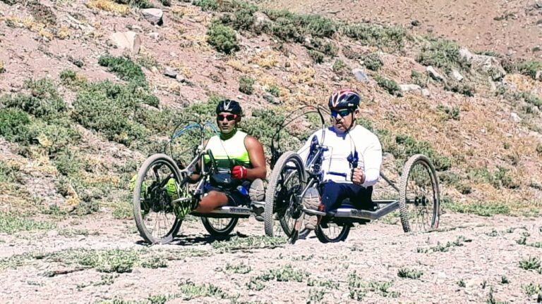 Santiago Gutiérrez junto a su amigo y atleta, Mario Gutiérrez.