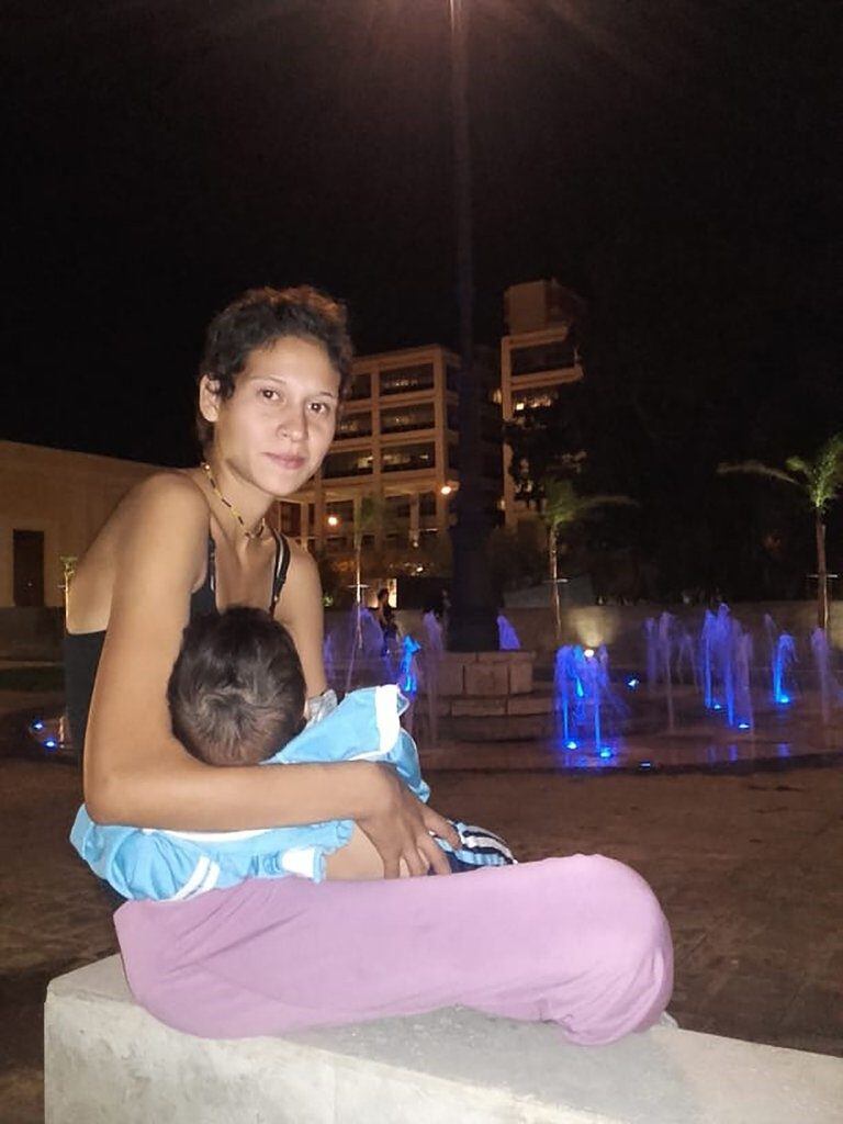 Fernanda Parta Arias y su hijo.