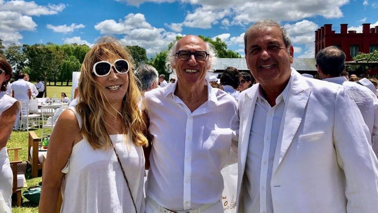 Carlos Bianchi con amigos en el festejo de su cumpleaños.