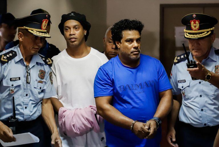 Ronaldinho Gáucho y su hermano Roberto, a su llegada al Palacio de Justicia (EFE/Nathalia Aguilar)