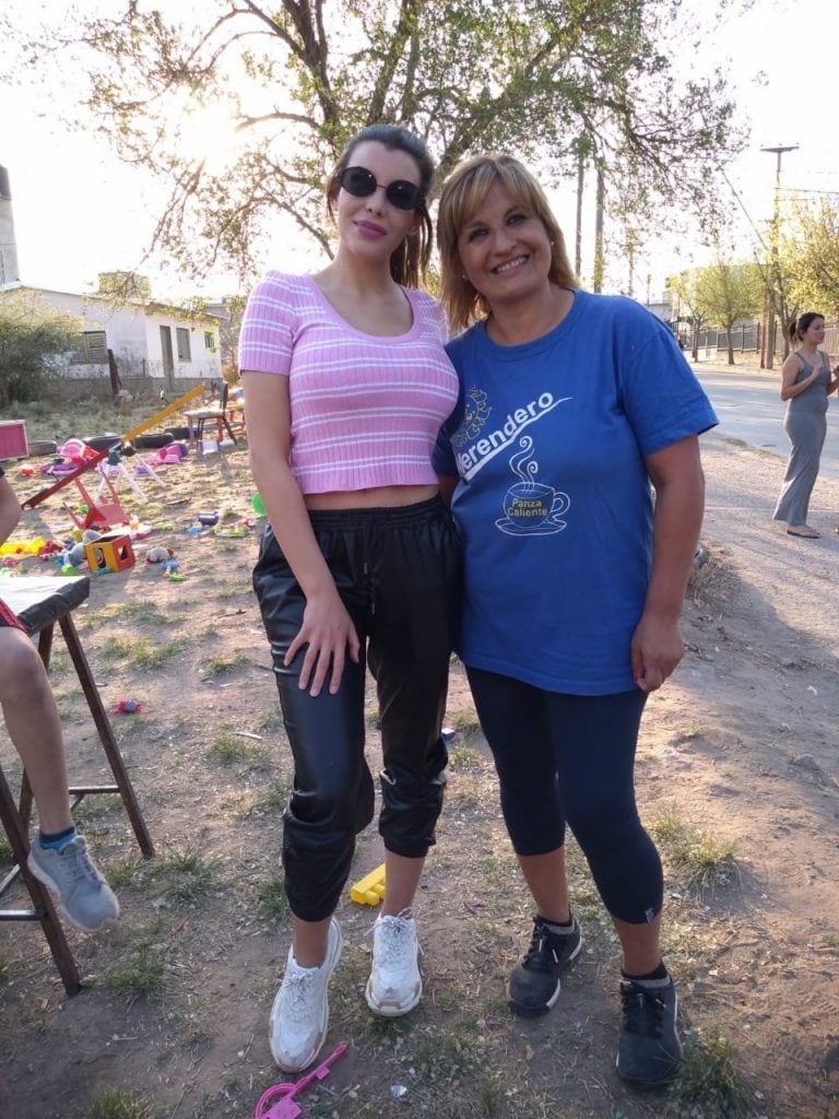 Charlotte Caniggia en el merendero Panza Cliente de Villa Carlos Paz.