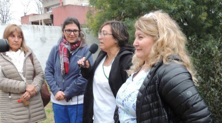 De derecha a izquierda: Claudia Chaves, Laura Cornejo, la encargada de la Posta Sanitaria y Adela Romero (UNLPam)