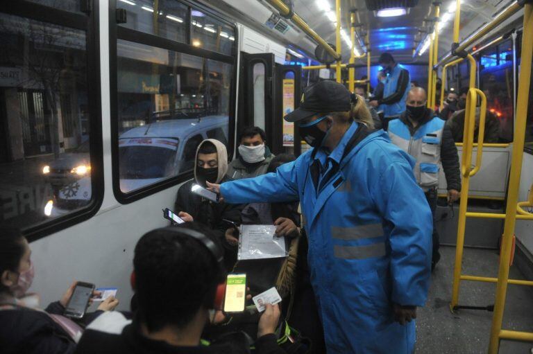 Controles en CABA en colectivos y Licencias de Conducir retenidas. (Foto: Clarín)