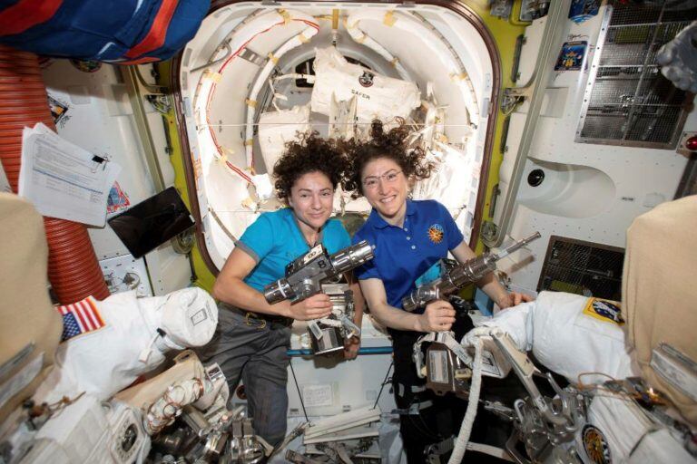 Las astronautas estadounidenses Christina Koch y Jessica Meir. Crédito: NASA via AP.