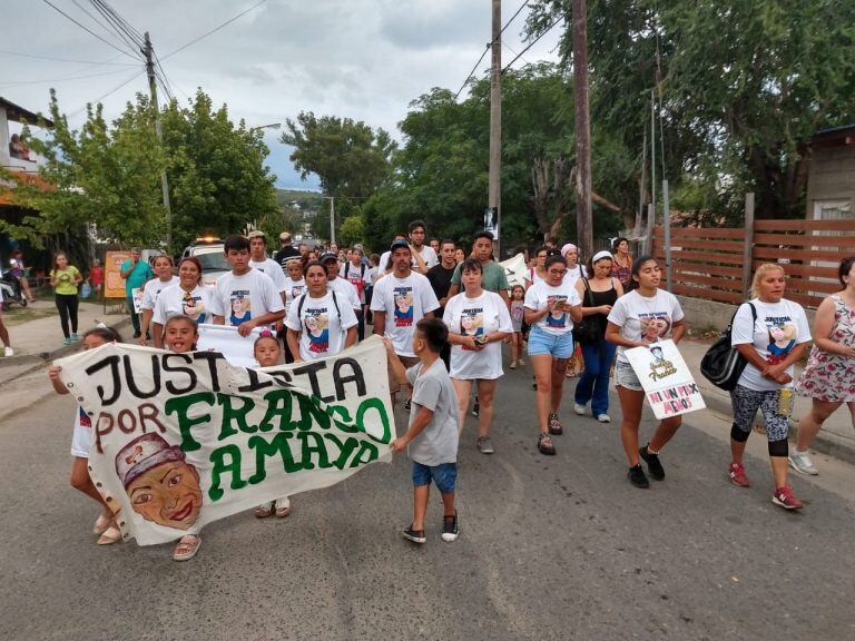 Encuentro y reclamo de familiares, amigos y vecinos en calle Los Gigantes..