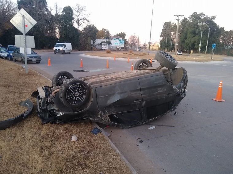 Así quedo el auto luego del siniestro vial. (Gentileza: Cadena 3)