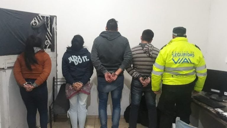 A los cuatro sospechosos detenidos se les secuestraron 25 celulares. (Min. Seguridad)