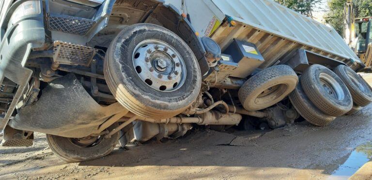 Un camión de gran porte se hundió en una de las calles de Villa El Libertador. (Fotos Periódico La Décima)