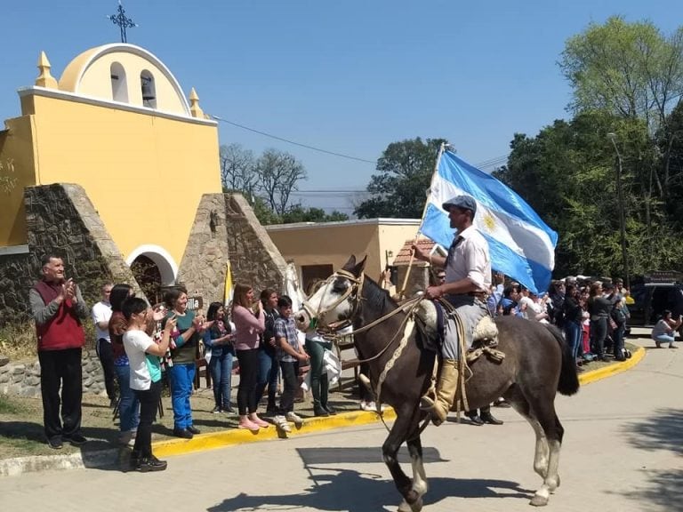 La celebración religiosa incluyó una procesión  por las calles de la localidad y desfile gaucho.