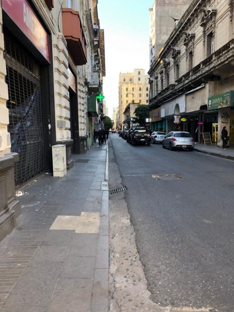 El operativo se realizó sobre una casa usurpada en Mitre al 700. (Twitter)