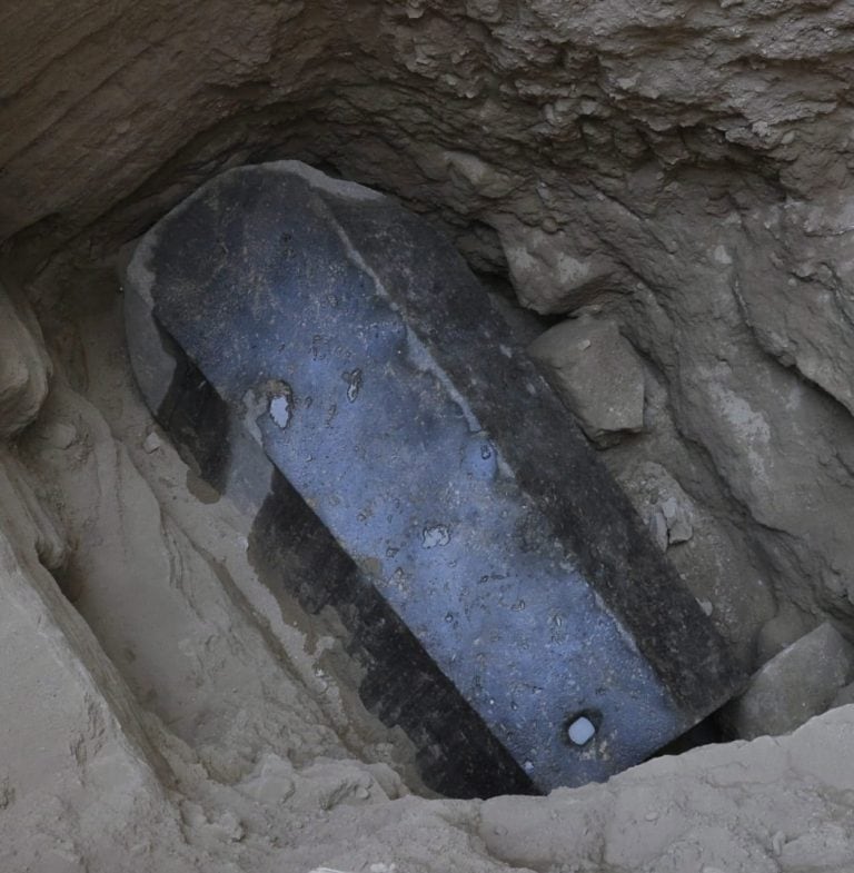 Sarcófago de granito negro encontrado en Alejandría (Egipto). Foto: EFE.