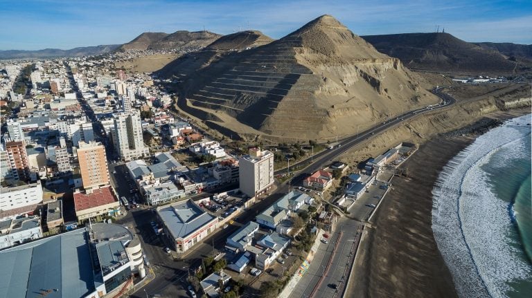 Comodoro Rivadavia vista aérea con perfil de la costa.