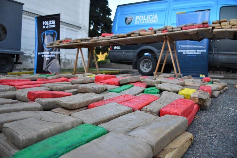 Santilli, D'Alessandro y Berard participaron de la quema de más de 2.000 kilos de marihuana. (Foto: Prensa Policía de la Ciudad)