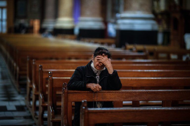 Los fieles regresan a las iglesias este lunes en Buenos Aires (foto: EFE)