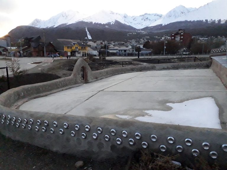 Techo recolector de agua con sistema gravitatorio lleva agua a tanques de 1000 litros