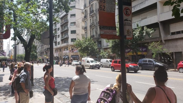 Asambleas de transporte urbano en Córdoba por protesta de choferes, colas en las paradas.