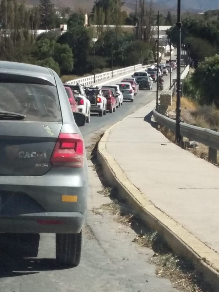 Caravana de autos para entrar a Cachi (Foto de Fabio De La Merced)