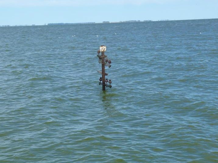 La vías en La Picasa destruidas por el agua.