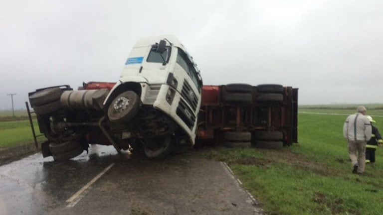 Un camión volcó sobre la autopista Rosario-Córdoba a la altura de San Jerónimo. (@canal4regional)