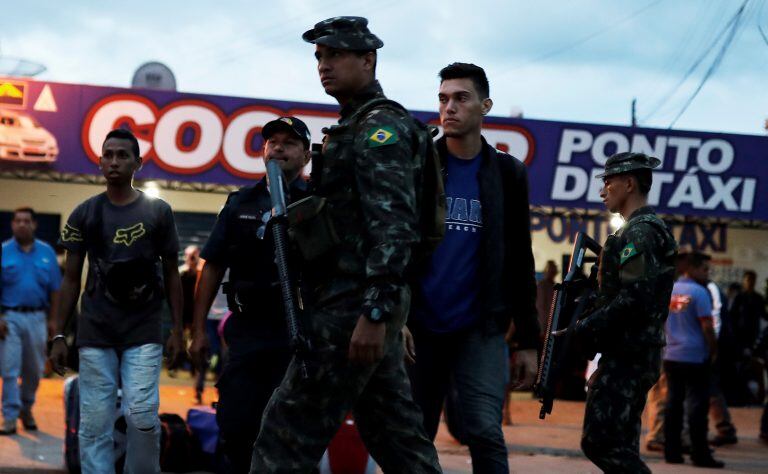 Soldados revisando pasaportes de venezolanos en Roraima