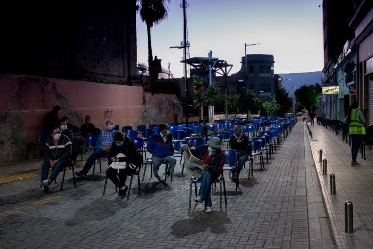 Así organizaron las calles cercanas a los bancos para evitar aglomeraciones.