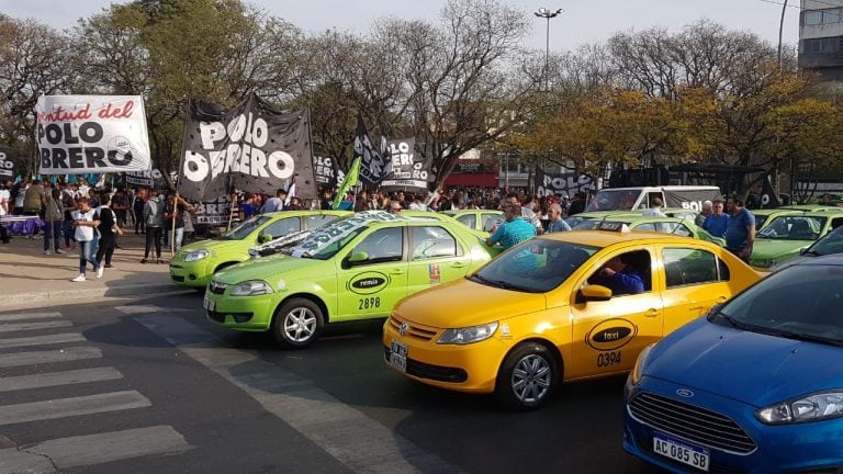 Marcha de taxistas y remiseros.