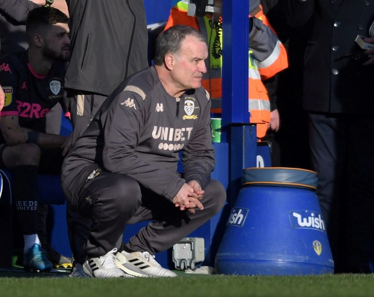 Bielsa en bronce: un hincha mandó a hacer la estatua tras superar un duro trance