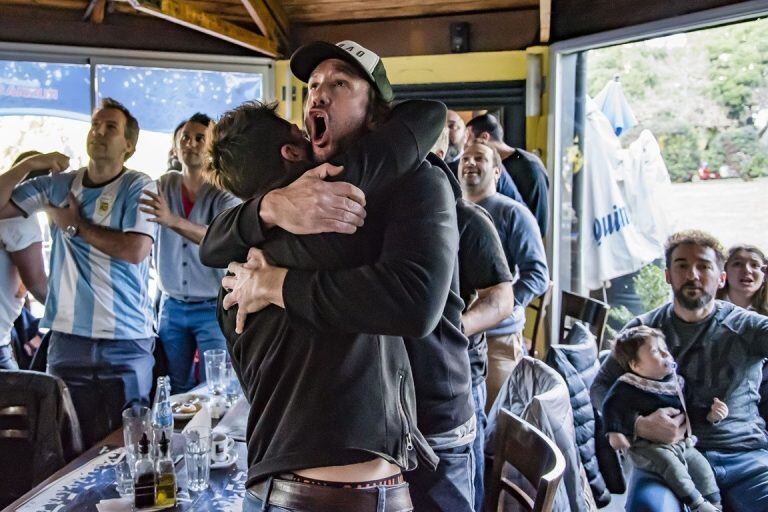 Partido Argentina - Nigeria en el bar de Lio Messi