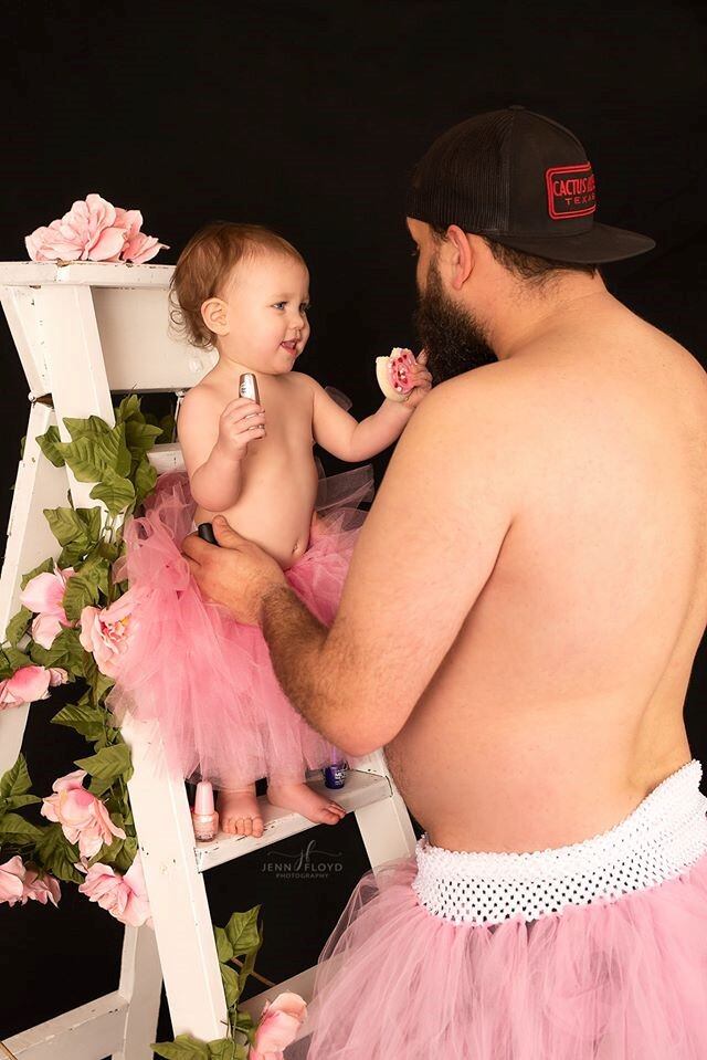 Las tiernas imágenes de un padre vestido vestido como su hija de un año (Foto: Facebook/jennfloydphotography)