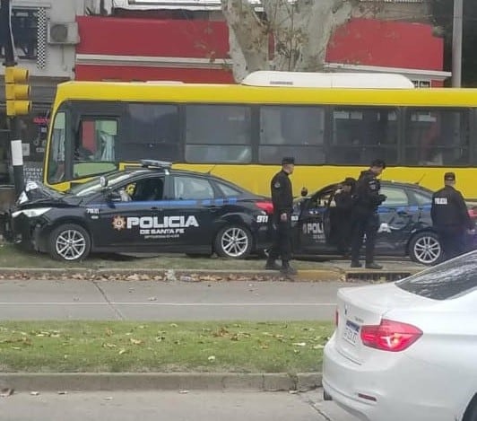 Un móvil policial chocó contra un semáforo en la zona norte. (Ministerio de Seguridad)