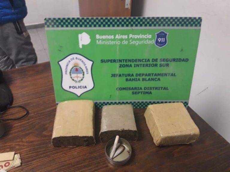 Secuestran más de un kilo de marihuana al interceptar un auto