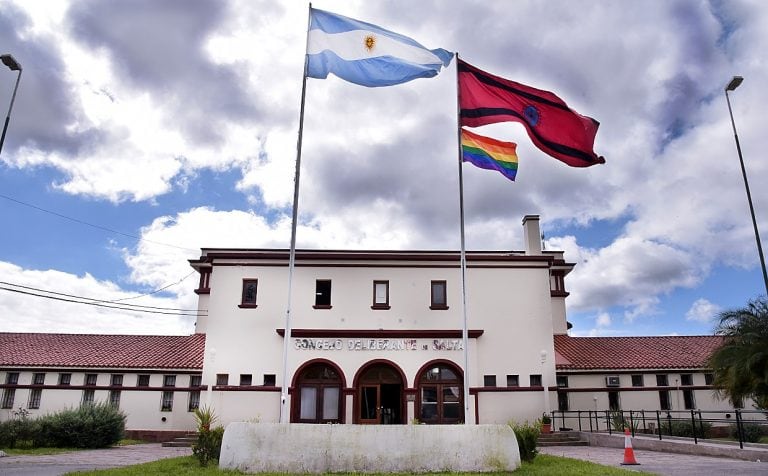 Banderas izadas en el COncejo Deliberante (El Expreso de Salta)