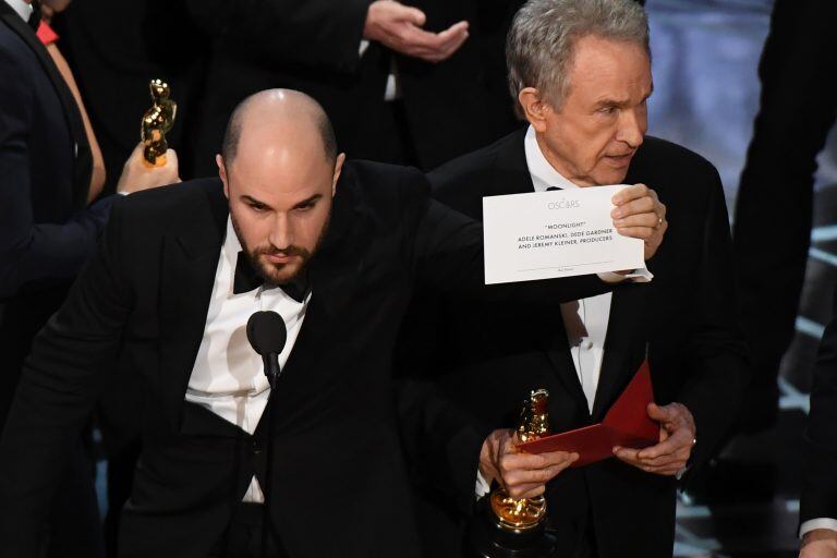 "La La Land" producer Jordan Horowitz (L) shows the card reading Best Film 'Moonlight" next to US actor Warren Beatty after the latter mistakingly read "La La Land" initially at the 89th Oscars on February 26, 2017 in Hollywood, California. / AFP PHOTO / 