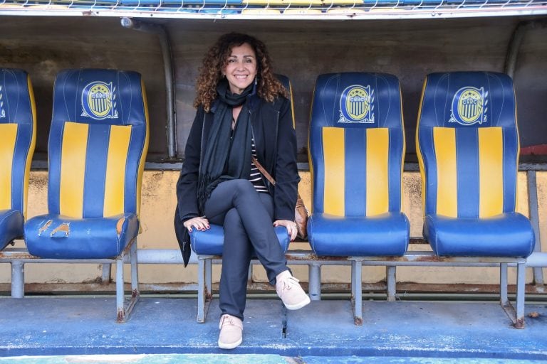 Sabrina Olmedo cumplió el sueño de conocer la cancha de Rosario Central con su familia. (@carcoficial)