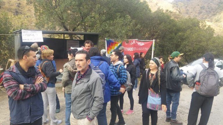 Manifestantes en el ingreso al portón de Bamba