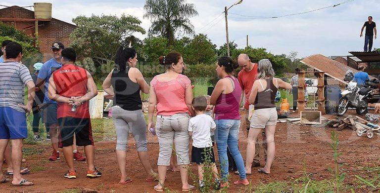 Tensión durante el desalojo de un terreno fiscal en Posadas. (Foto: Primera Edición)