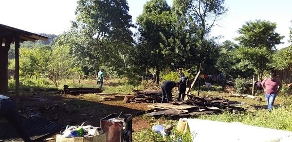 Vecinos de Capioví se unieron para ayudar  a una familia.