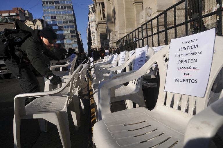 Manifestación durante el segundo juicio oral por la tragedia de Cromañón. Crédito: DYN/RODOLFO PEZZONI.